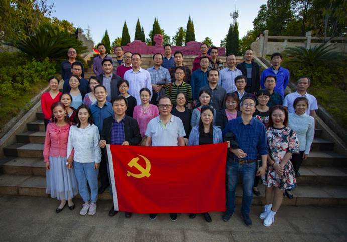 威廉希尔的老师们在夏明翰雕像前合影留念